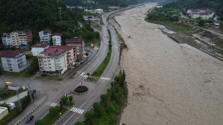 <p>AFAD’dan Amasya’daki sel hakkında yapılan açıklamada, “4 Haziran tarihinde saat 16.50 sularında başlayan yoğun yağış nedeniyle Amasya-Erzincan karayolunun 20. kilometresi Kışlacık mevkisinde 17.00 sularında meydana gelen sel nedeniyle karayolu ulaşıma kapanmıştır. </p>