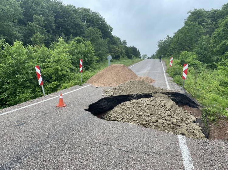 <p>Karayolu ekiplerinin çalışmaları sonucu 22.00 itibarıyla ulaşım tek yönlü olarak trafiğe açılmıştır. Saat 16.50 sıralarında Amasya merkez Kışlacık köyü Yukarı Şelale mevkiinde 3 vatandaşımızın aracı aşırı yağış nedeniyle sele kapılmıştır. 1 vatandaşımız kurtarılmış olup, 1 vatandaşın cansız bedenine ulaşılmıştır, 1 vatandaşın aranmasına devam edilmektedir” ifadeleri kullanıldı.</p>
