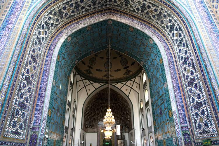 <p>İran’ın Rezevi Horasan eyaletinin Meşhed şehrinde bulunan Gevher Şad Camisi, tarihi dokusu ve mimarisiyle bölge gelen yerli ve yabancı turistlerin en önemli uğrak yerlerinden biri olarak biliniyor.</p>
