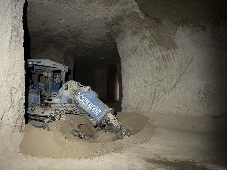 <p>Burada makinelerin kayalara yaptığı izler görsel etkiyi oldukça artırıyor. Bunları koruyacağız. </p>