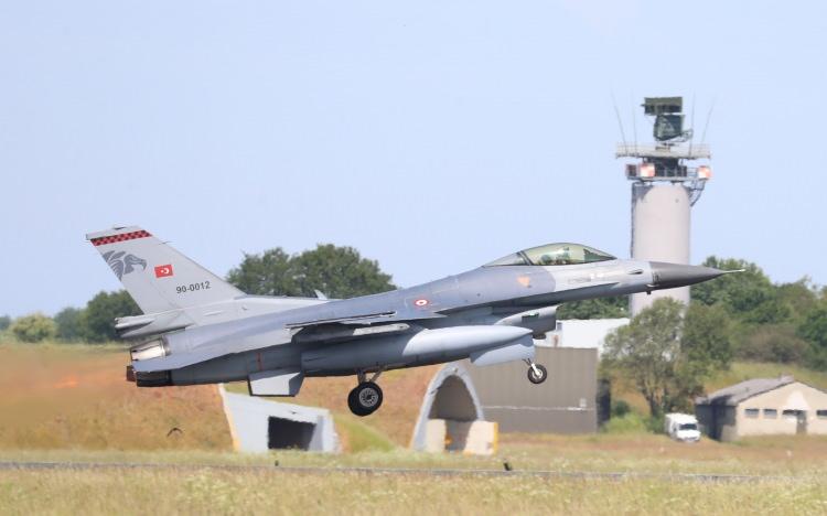 <p>Tatbikat için Almanya'nın kuzeyinde bulunan Jagel Askeri Hava Üssü'nde düzenlenen medya tanıtım gününde Türk Hava Kuvvetlerine ait F-16 uçaklarına ve personeline medyanın ilgisi yoğun oldu.</p> 