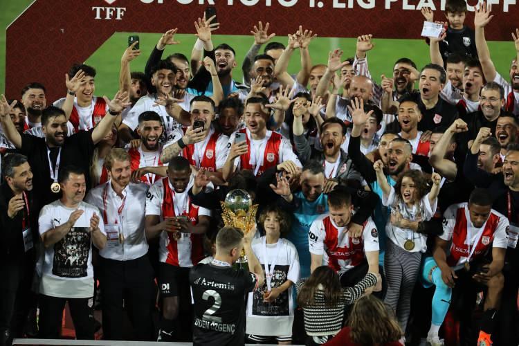 <p>Futbolcuların sevincine aileleri de eşlik etti. Bu sonuçla Pendikspor, Samsunspor ve Çaykur Rizespor'un ardından Süper Lig'e yükselen 3'üncü takım oldu.</p>
