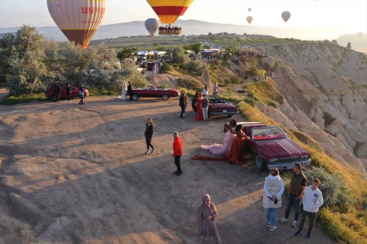 <p>Bölgede gün doğumundan gün batımına kadar, vadi yamaçlarından otel teraslarına, halı mağazalarından at çiftliklerine kadar birçok alanda flaşlar patlıyor.</p>