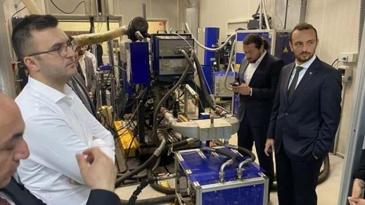 <p>. Çünkü FAZ-V emisyon seviyesine geçildiğinde firmalar bunun yerine ikame ürünler kullanmak zorunda kaldılar veya ithal motor kullanmak zorunda kaldılar. Fakat biz kendi motorumuzla devam etme kararı aldık. Stratejik bir kararı aldık. Bu kararın arkasında üst yönetim kararlı bir şekilde durdu. Ar-Ge yetkililerimiz bu konuda çabalarını azami şekilde gösterdiler. Bu onaydan sonra da tüm traktörlerimizin FAZ 5 emisyonlu olarak sertifikasyon çalışmasını gerçekleştirerek piyasaya arzına başlayacağız. Aynı zamanda bu sadece iç piyasa için değil, Avrupa pazarına da girişimiz için de aslında bir basamak olacak”</p>
