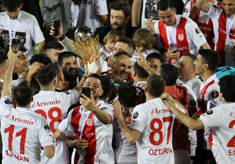 <p>Spor Toto 1. Lig Play-Off Final maçında İstanbul ekibi Pendikspor, Akhisar Stadyumu'nda ilk yarıda bulduğu gollerle Bodrumspor'u 2-1 mağlup ederek mutlu sona ulaştı.</p>
