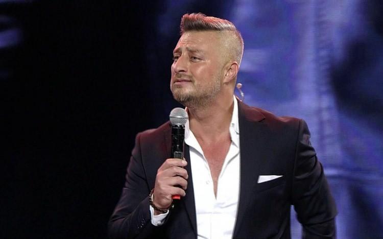<p><span style="color:#000000"><strong>Yıllar sonra ortaya çıkan Selçuk'un bembeyaz saçlarını gören Popstar hayranları, "Yıllar hiç acımamış", "Adam fena yaşlanmış" ve "Resmen başka biri oldu." yorumunda bulundu.</strong></span></p>
