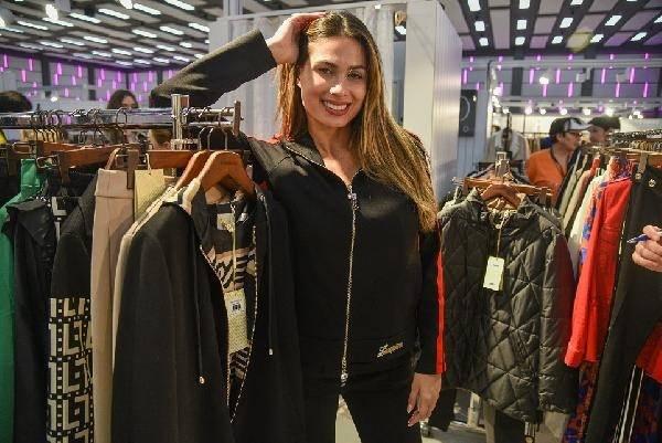<p>Türk tekstil ürünlerini dünyaya pazarlayan en önemli organizasyonlardan biri olan Dosso Dossi Fashion Show, Antalya’da başladı. Nest Convention Center’da 6-11 Haziran tarihleri arasında düzenlenen etkinlik, bu yıl rekor katılıma ev sahipliği yaptı.</p>