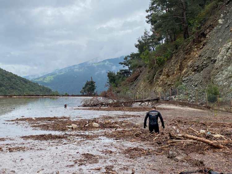 <p>Kastamonu ve Sinop'ta çok sayıda ev ve iş yerini su bastı. Yolların çökmesi nedeniyle 4 kentin bazı bölgelerine ulaşım kesildi.</p>
