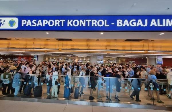 <p>İngiliz ve İtalyan taraftarlar dev final için akın akın geliyor</p>
<p>UEFA Şampiyonlar Ligi Finali'ne saatler kala İngiliz ve İtalyan taraftarlar akın akın İstanbul'a gelmeye devam ediyor. Uçaktan inen taraftarlar, tezahüratlarla takımlarına destek verirken, İstanbul Havalimanı'nı adeta stadyuma çevirdiler. Polisin geniş güvenlik önlemi aldığı havalimanında iki takım taraftarları, karşı karşıya gelmemeleri için ayrı ayrı pasaport bankolarına yönlendiriliyor.</p>