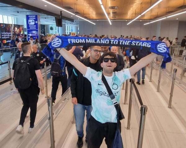 <p>Pasaporttan geçen taraftarlar, otobüslerle başta şehir merkezi olmak üzere Yenikapı'daki taraftar etkinlik alanı ve stadyuma taşınıyor.</p>