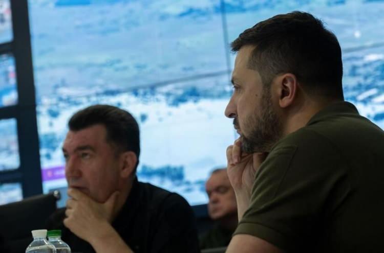 <p>Yaklaşık dört saat süren toplantının ardından ilk açıklamaları yapan Zelenski, “İlhakçı Rusya ne yaparsa yapsın bizi topraklarımızı geri almaktan vazgeçiremez. Kahovka barajına yönelik düzenledikleri sabotaj ne denli gaddar davranışlara hazır olduklarını bir kez daha kanıtlıyor. </p>