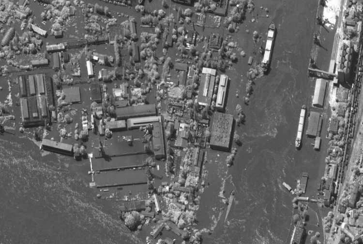 <p><strong>ÇEVRE FELAKETİ TARIMI VURACAK</strong></p>

<p>Neredeyse İstanbul’daki Büyükçekmece gölünün 20 misli büyüklüğündeki Kahovka barajının yıkılması bir değil, birkaç ciddi çevre problemine yol açacak. İlk olarak en az bir hafta boyunca onlarca yerleşim birimi su altında kalacak.</p>
