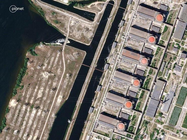 <p><strong>NÜKLEER SANTRAL RİSK ALTINDA</strong></p>
<p> Yıkılan baraj binlerce kilometre alanı su altında bıraktığı gibi Zaporojye nükleer santralını da tehdit ediyor. Santral 6 reaktörünü soğutmak için gerekli suyu bu barajdan sağlıyordu.</p>
