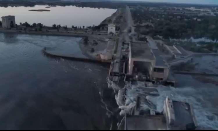 <p>Herson başta olmak üzere irili ufaklı 80 yerleşim birimi sel tehlikesine uyanırken 150 km kuzeydeki Zaporojye nükleer santralı da ciddi bir riskle karşı karşıya kaldı.</p>