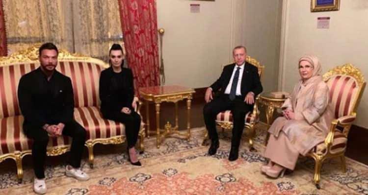 <p><span style="color:#000000"><strong>"Bugün Fas'ta bir şoför ağabeyimiz 2 gün önce Paris'te bir mekan sahibi bana aynı şeyi söylediler, "Biz çok mutluyuz, biz Müslümanların hakkını savunan, bizi ezmeye çalışanlara kafa tutan adam kazandı diye..." Bu çok önemli başka bir detay, böyle bir etki var dünyada... Söylemek istedim."</strong></span></p>
