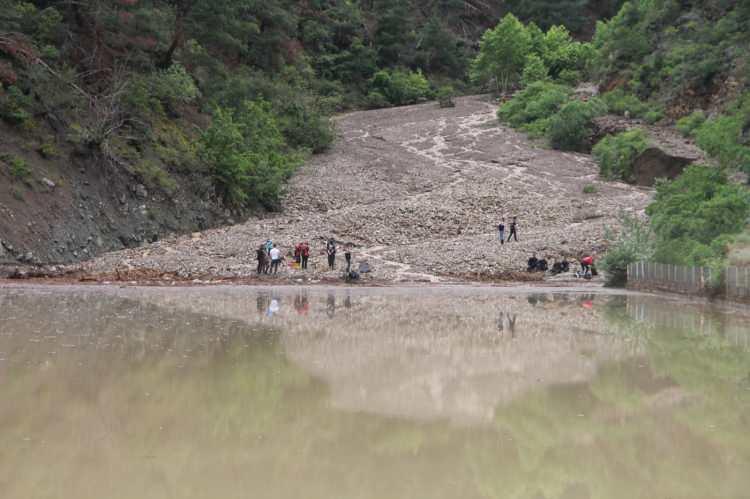 <p>Karadeniz'de şiddetli yağış etkili oluyor. Amasya, Samsun, Sinop ve Kastamonu'da yaşanan şiddetli yağışlar nedeniyle sel ve su baskınları meydana geldi.</p>
