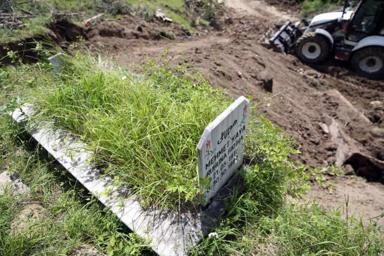 <p>İlçeye bağlı Çaydüzü köyü Çakırca Mahallesi'nde 12 kabrin bulunduğu mezarlıkta 5 Haziran'daki şiddetli yağışlarda toprak kayması meydana geldi.</p>
