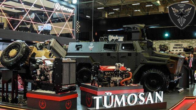 <p><strong>‘’TÜRK MÜHENDİSLERİYLE YERLİ İMKANLARLA GELİŞTİRME FAALİYETLERİNİ DEVAM ETTİRİYORUZ’</strong></p>
<p>Motorun teknik kısımlarını anlatan Cihan Büyük sözlerine şöyle devam etti: “Bu motorumuz aslında bir ticari motor. Ticari standartları sağlayan motor. Bunun yanında biz yeni geliştirdiğimiz 4 silindirli ve 6 silindirli 5.2 litre ve, 7.8 litre motorlarımızı da geliştiriyoruz. Artık Türkiye'de bu emisyon standardını sağlama noktasında bu tesisat yapısına sahip olabildiğimiz için o motorlarımızda orta vadede ve uzun vadede yine FAZ-V dediğimiz emisyon standardına ulaştırmayı hedefliyoruz. Temelde bu yeni motor ailemiz, 55 beygir 3 silindirden başlayarak 4 silindirli 125 beygire kadar bir aralığı kapsamış olacaklar bu anlamda TÜMOSAN aslında Türkiye'nin motor ihtiyacını, ithal motor ihtiyacını yerli imkanlarla sağlamış oluyor. </p>