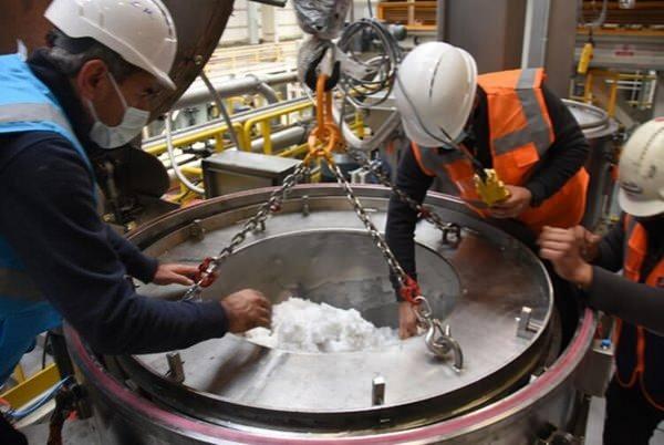 <p>Kestelek köyünün mezarlığının maden sahasında kalması üzerine taşınmasına karar verilirken, köy mezarlığında bulunan 180 mezarın maden sahasında kaldığı için taşındığını ifade eden Kestelek köyü muhtarı Kemal Doğru, "Köyümüzde bor maden ocağı var, 1954 yılından itibaren buradan bor madeni çıkartılıyor. </p>