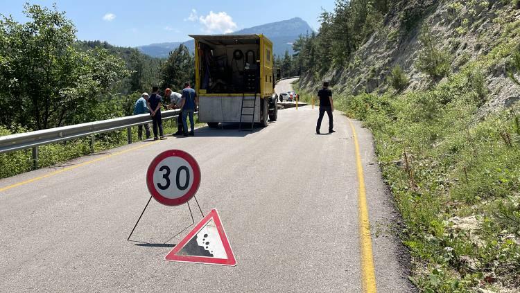 <p>Jandarma ekiplerinin güvenlik önlemi aldığı bölgede, İl Özel İdaresi ekipleri çalışma başlattı.</p>