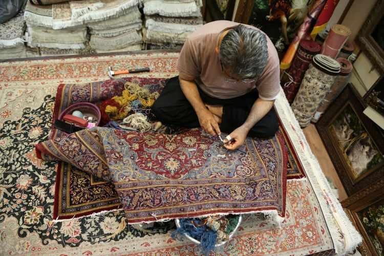 <p>Yıpranmış, sökülmüş, haşereler tarafından zarar görmüş halıları tamir ettiklerini aktaran Mücerred, müşterilerinin kullanılamayacak durumdaki halıları kendilerine getirdiğini, tamir sonrası yeniden kullanılacak duruma kavuşturduklarını anlattı.</p>
