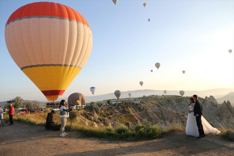 <p>Kapadokya'daki turizm çeşitliliğine fotoğraf turizminin de eklendiğini dile getiren Yalçın, "Sosyal medyanın hayatımız girmesiyle alakalı bir durum. İnsanların bölgeyi ziyaret etmekteki amaçlarından biri de fotoğraf çektirmek. </p>