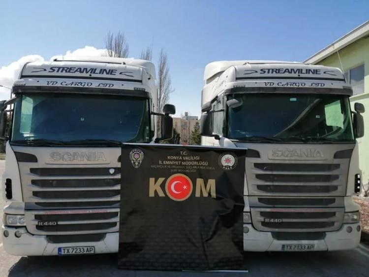 <p>Operasyonlarda şu ana kadar ise 15 adet çekici, 5 adet otomobil, 15 adet dorse ve çok sayıda ruhsat, change işleminde kullanılan numaratör ve şase levhasının ele geçirildiği bildirildi.</p>