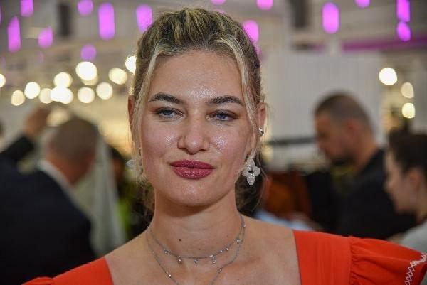 <p>İki ülkeden de müşteri sayımız çok fazla. Burada hiç kimse ırka dile bakmadan ticaret yapıyor. Biz ülke olarak iki tarafa da barış eli uzattık. Biz iki tarafla da ticaret yapıyoruz. Burada savaşın etkilerinden kurtuldukları için çok mutlular bunu dile getiriyorlar. ‘Bizi 1 haftalığına cennete çağırdınız’ diyorlar.”</p>