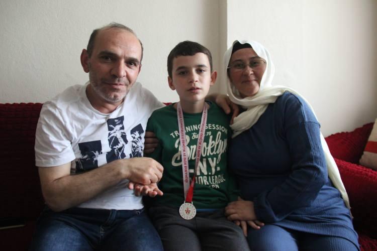 <p><strong>"Ben bir melek annesiyim"</strong></p>
<p>Bazı doktorların yoğun bakım sürecinde umutsuz konuştuğunu ifade eden anne Altun, "Talha yandığı zaman yoğun bakımda kaldı ve o süreçte doktorlar, 'Asla yürümez, konuşmaz' diye çok umutsuz konuştu. Biz savaştık. Savaşçı bir anne ve babayız. Talha ile koşturmaca ile bu raddeye kadar geldik. Zor süreçlerimiz oluyor. Bazen ‘Baş edemeyecek miyiz?’ diyoruz ama Bismillah diyoruz. Ben bir melek annesiyim, oğlumun da varlığını herkes kabul edecek. Savaşacağız, mücadele edeceğiz. Talha da bize destek oluyor, güzel insanlarla karşılaşıyoruz. Zahmetini çekiyoruz ama çok şükür rahmetini de alıyoruz" ifadelerini kullandı.</p>