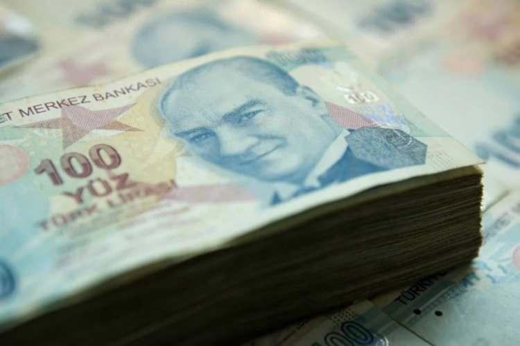 <p>Bu rakam TL bazlı en yüksek seviye olurken, dönemin kuruyla asgari ücret 455 dolar bandına çıkarak bir rekor da döviz bazlı kırdı.</p>
<p> </p>