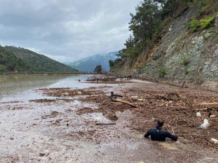 <p><strong>İKİ KİŞİ DAHA HAYATINI KAYBETMİŞTİ!</strong></p>

<p> </p>

<p> </p>

<p>Karadeniz'de şiddetli yağış sel ve su baskınlarına yol açtı. Amasya ve Samsun'da sel sularına kapılan 2 kişi hayatını kaybetti.</p>
