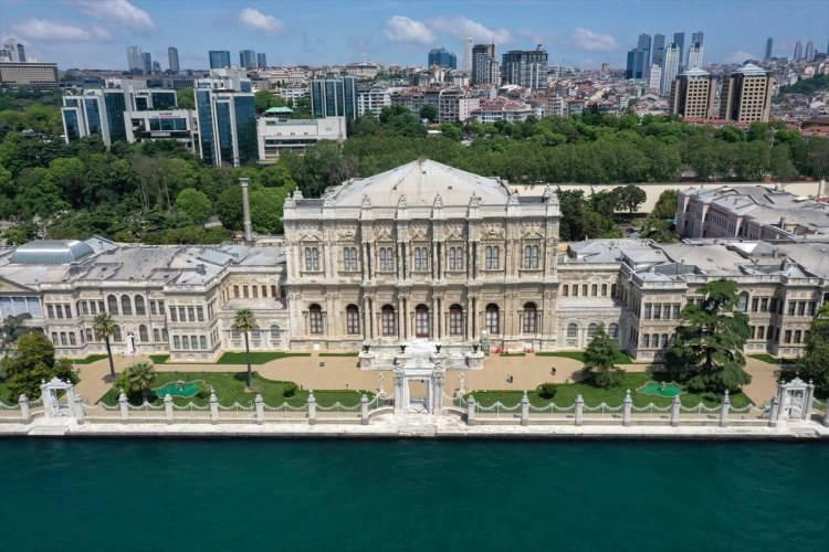 <p>Osmanlı döneminin simge yapılarından Dolmabahçe Sarayı, 7 Haziran 1856'da kullanılmaya başladı.</p>
