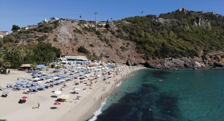 <p>Antalya'da 2023 yılının turizm verileri, 2021 ve 2022'nin 1 Ocak-10 Haziran tarihleri arasında kenti hava yoluyla ziyaret eden turist sayısının toplamını geride bıraktı.</p>
