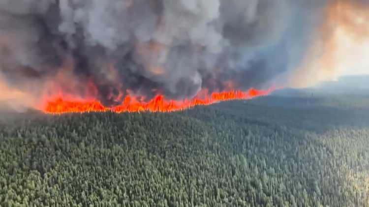 <p>YANGININ BOYUTU GÖZLER ÖNÜNE SERİLDİ</p>

<p>British Columbia Orman Yangını Servisi, orman yangınlarının büyüklüğünü gözler önüne seren görüntüleri yayınladı. Görüntülerde, alevlerin sardığı ormandan yoğun duman çıktığı, gökyüzünün ise kızıl renge büründüğü görüldü.</p>
