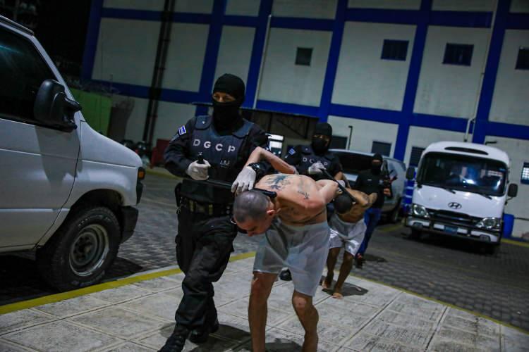 <p>Orta Amerika ülkesi El Salvador'un başkenti San Salvador'da Devlet Başkanı Nayib Bukele'nin talimatıyla yapılan 40 bin kapasiteli Amerika kıtasının en büyük hapishanesinde güvenlik güçleri arama yaptı.</p>
