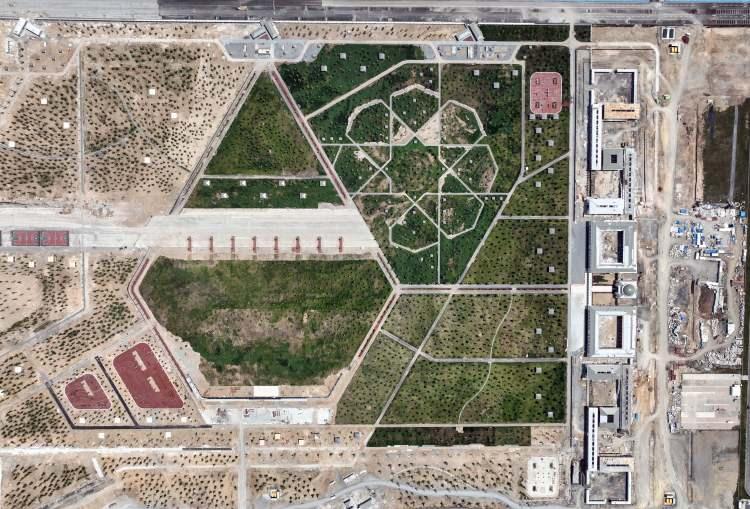 <p>Atatürk Havalimanı’nda kullanılmayan uçak pistlerinin Millet Bahçesi’ne dönüştürülmesiyle yeşile bürünmeye başlayan alanda Selçuklu yıldızı motifi havadan çekilen görüntülerle ortaya çıktı.</p>
