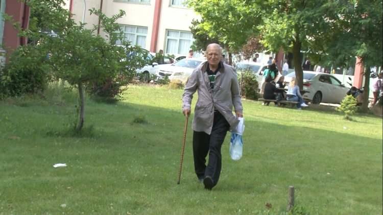 <p>Edirne’de vatandaşlar arasında “Bilge Amca” lakabıyla tanınan Kılıç, Trakya Üniversitesi’ndeki en yaşlı öğrenci olma özelliğini taşıyor. Üniversiteyi bitirdikten sonra da Osmanlıca tarih araştırmalarına ve çalışmalarına devam eden Kılıç, tarih bölümü bitirme tezi olarak da Şükrü Paşa'nın Balkan Harbi’ni kaleme alarak başarıyla verdi.</p>