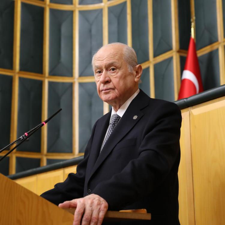 <p>Türkiye, Cumhuriyet'in 100. yılında Türkiye Yüzyılı hedefiyle hızlı bir başlangıç yapıyor. Seçimlerden büyük başarıyla çıkan Cumhur İttifakı, refahı artırmak için yeni adımlar atmaya başladı. 28. Dönemin ilk grup toplantısında konuşan MHP Genel Başkanı Devlet Bahçeli, Cumhuriyet'in 100. yılına Türkiye'nin 100 ille girmesinin yakışık alacağını söyledi. </p>