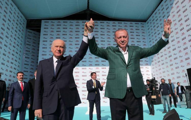 <p>Bahçeli'nin, "Cumhuriyet'in 100'ncü yıl dönümünde 100 maddelik anayasa teklif metnimiz de çoktan hazırlanmıştır.</p>
<p>Yeni yüzyılda 100 il, 1000 ilçeden müteşekkil idari yapısıyla gücüne güç katmış bir Türkiye'yi inşa ve ihya etmemiz mümkündür" sözleri AK Parti'de karşılık buldu.</p>
<p>Daha önce de gündeme getirilen konu hakkında, MHP ve AK Parti'de bir çalışma yürütüldüğü öğrenildi.</p>