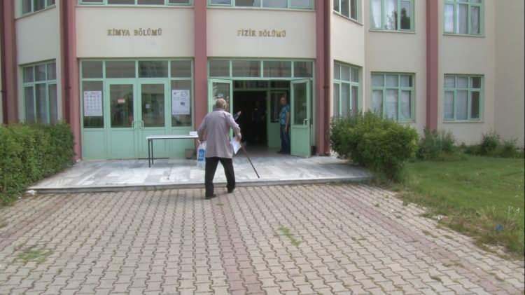 <p>GENÇLERE ÖRNEK OLUYOR</p>
<p> </p>
<p>80 yaşındaki Şevki Kılıç'ın sınava girdiğini gören vatandaşlardan Gültekin Özcan, okumanın yaşı olmadığını belirterek, "Ne mutlu okumanın yaşı yoktur. Tabi biraz yaşı geç olmuş ama iyi bir bölüm okuyarak okulu bitirir. </p>