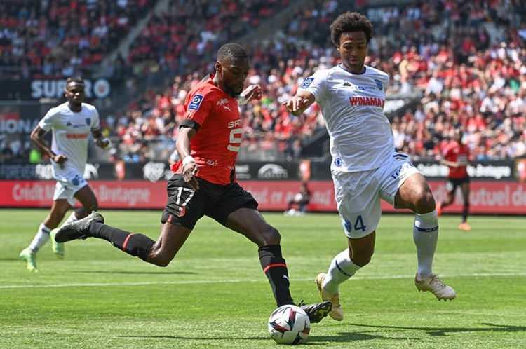 <p>Beşiktaş'ın Kamerunlu golcüsü Vincent Aboubakar, siyah beyazlı yönetime vatandaşı Karl Toko Ekambi'yi önerdi. Bonservisi Lyon'da bulunan Ekambi, devre arasında Rennes'e kiralık olarak gitti. (AKŞAM)</p>
