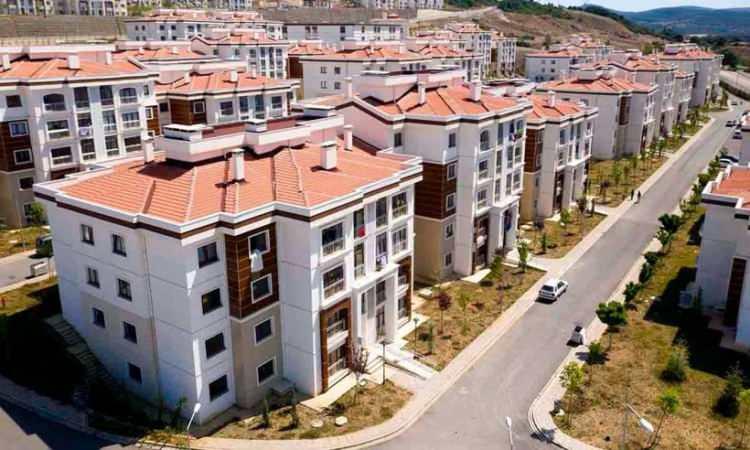 <p>Kiralık konut değerlerinde artış görülen depremden etkilenen illerde yıllık kiralık konut stokunda belirgin bir düşüş kaydedildi” dedi.</p>
<p> </p>