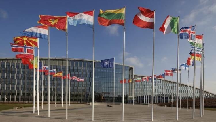 <p>Savunma sanayi temsilcileri NATO karargahındaki buluşmada, geleceğe yönelik bir eylem planı oluşmasını istiyor. Batılı ülkelerden gelecek 25 şirket temsilcisi, NATO Endüstriyel Danışma Grubu (NIAG) ile bir araya gelecek.</p>
