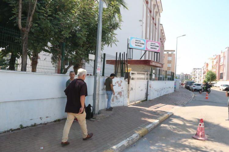 <p>Veren elin alan eli görmediğini belirten Günay, “Ben otomobilimi park eder dersime giderim, isteyen gelir alır. Hepsini götürene tanık olmadım, vatandaşlarımızda güzel bir ahlak var. Gittikten sonra arkama bakmam, askıda ekmek olayını devam ettiriyorum.</p>