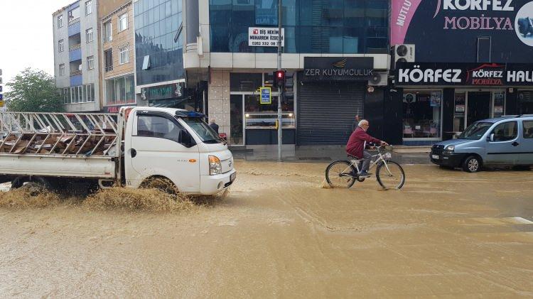 <p><strong>METEOROLOJİ'DEN 3 İLE UYARI</strong></p>
<p>Meteoroloji Genel Müdürlüğünden, İç Anadolu'nun kuzey ve doğusu ile Kocaeli, Sakarya, Düzce ve çevresi için gök gürültülü sağanak uyarısında bulunuldu.</p>