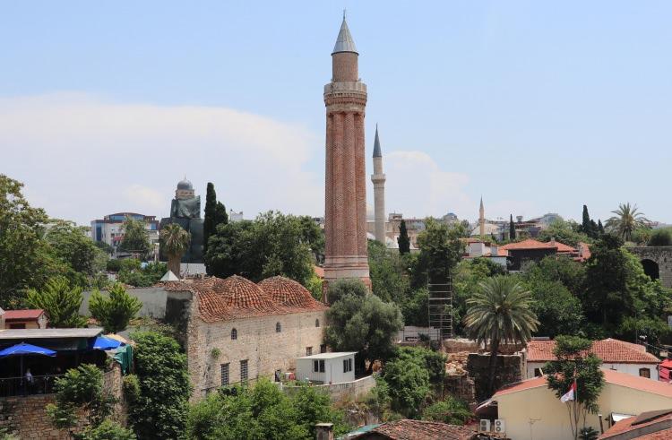 <p>ANTALYA'nın tarihi simgesi Yivli Minare'nin, depreme karşı dayanıklılık deneysel çalışmasında, güneye doğru 35 santimetre yatık olduğu ortaya çıktı. Akdeniz Üniversitesi'nden (AÜ) Prof. Dr. Ramazan Özçelik, "Yaptığımız ilk çalışmalarda, Yivli Minare'nin Antalya'da beklenen bir depremde yıkılmasının söz konusu olduğunu gördük" diye konuştu.</p>