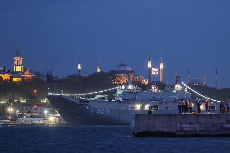 <p>TCG Anadolu fiilen  komutayı devraldı. Türkiye'nin en büyük yerli ve milli askeri gemisi TCG Anadolu ilk kez tatbikata katıldı. </p>
