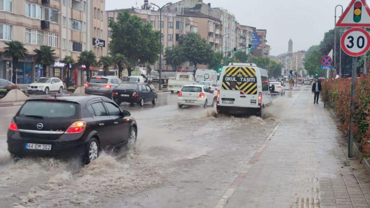 <p>Ekipler, yağış nedeniyle meydana gelen olumsuzlukları gidermek için cadde ve sokaklarda çalışma başlattı.</p>