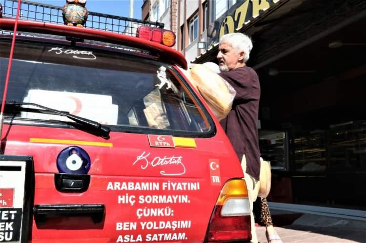 <p>Günay, yaz tatillinde vatandaşlara ve öğrencilere ücretsiz kitap dağıtırken, okulların açık olduğu zaman ise ekmek dağıtıyor. </p>