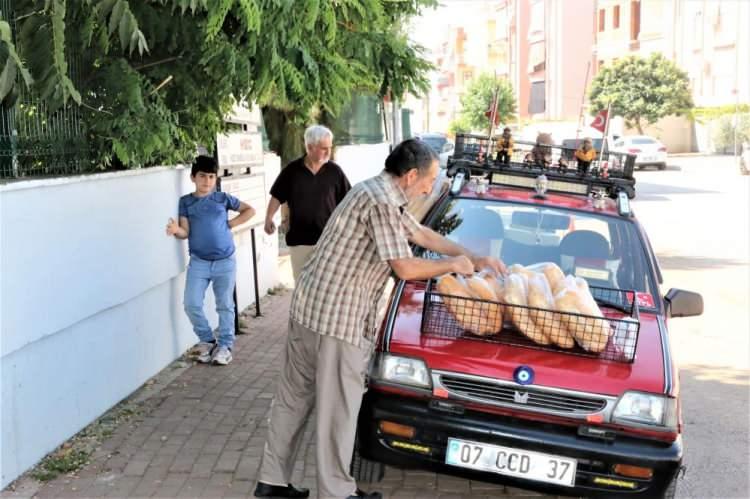 <p>Otomobil üzerine ekmek ve kullanılmamış oyuncak, elbise, elektronik eşyalarını gören vatandaşlar ihtiyaçlarına göre alıyor. </p>
